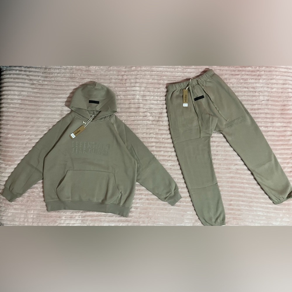 Essential M sweatsuit